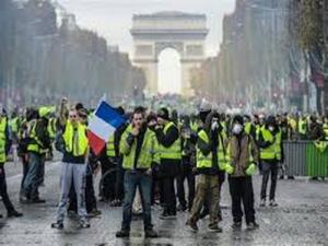 «السترات الصفر» والديمقراطيّة الفرنسيّة المُهدَّدة